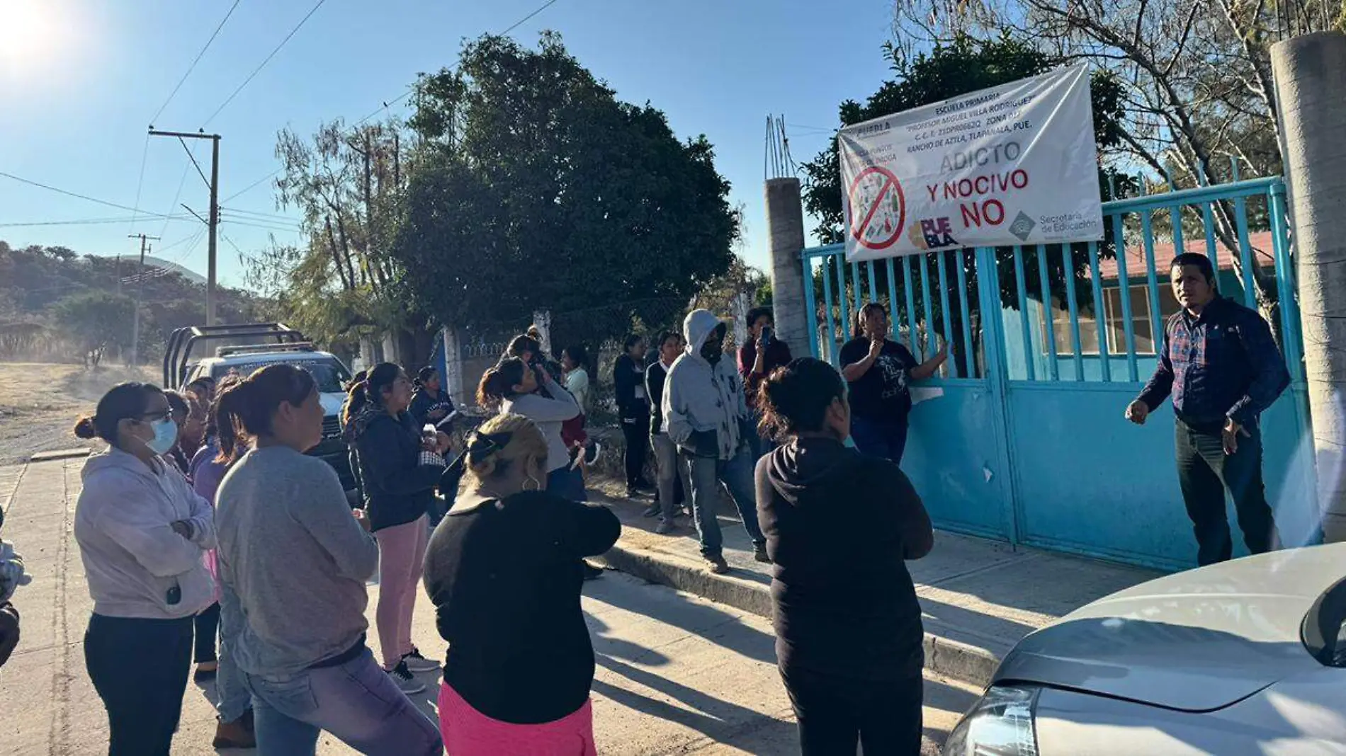 El regreso a clases en la escuela primaria 'Profesor Miguel Rodríguez' de Tlapanalá fue interrumpido por padres de familia